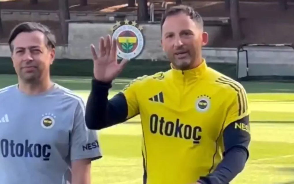 Fenerbahçe’nin Yeni Patronundan Taraftarlara Sürpriz Türkçe Selam Fenerbahçe’nin teknik direktörlük görevine getirilen Domenico Tedesco, takımının başındaki ilk