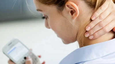 Telefon tablet kullanıcıları dikkat! Çağın duruş bozukluğu: Text neck!  Telefon...