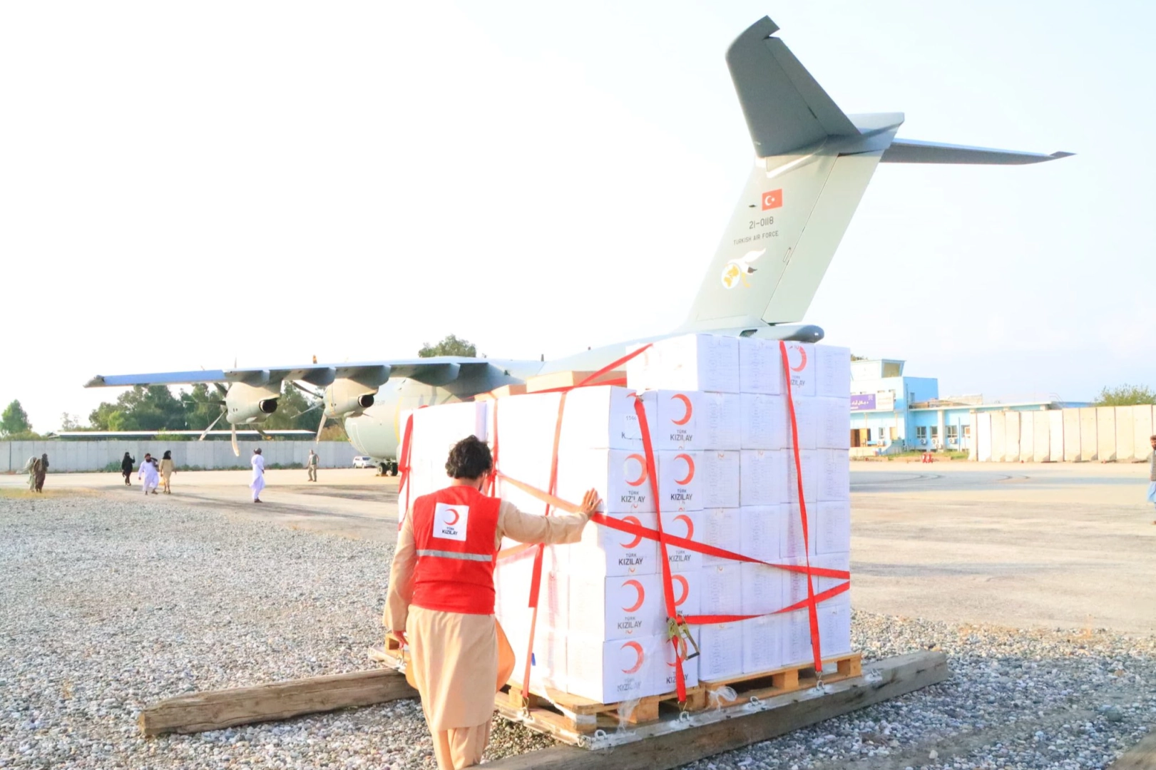 Türkiye’den Afganistan’a 25 tonluk insani yardım  Afganistan’ın...